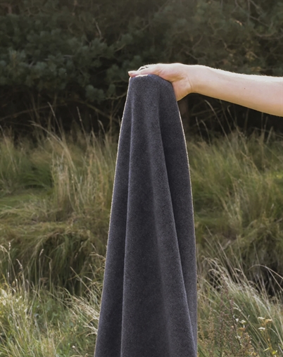 Karmameju - Himalaya Fleecetæppe - Dark Grey